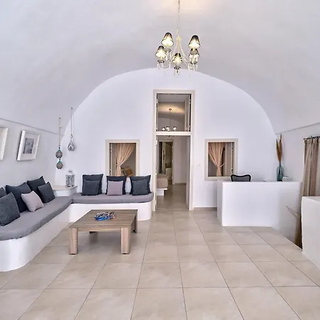 Holiday home With View In The Heart Of Santorini