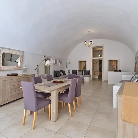 Holiday home With View In The Heart Of Santorini *